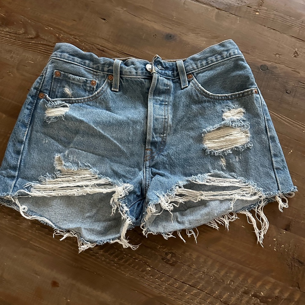 Levi’s 501 denim shorts in medium wash